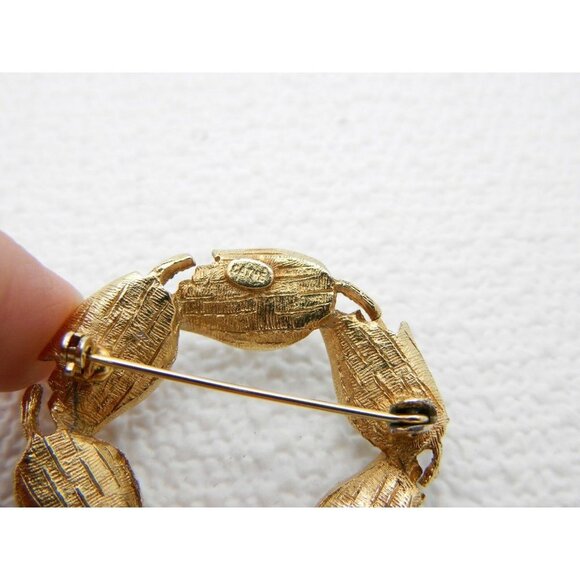 CATHÉ Signed Gold Tone Abstract Leaf Wreath  Brooch Pin - Picture 3 of 4